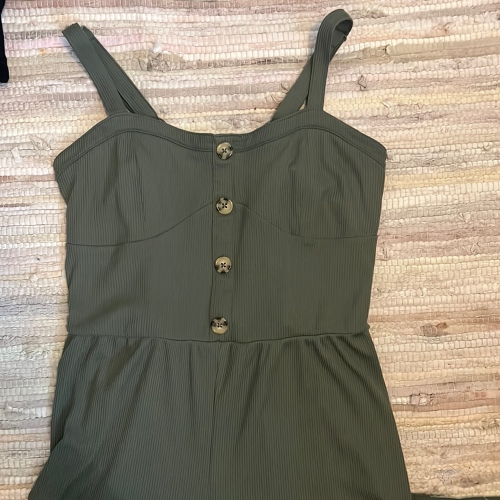 This jumpsuit is adorable. good conditions.